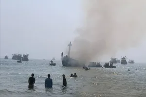 Tàu cá tiền tỉ của ngư dân Quảng Ngãi bốc cháy khi đang neo đậu gần bờ. Ảnh: TN