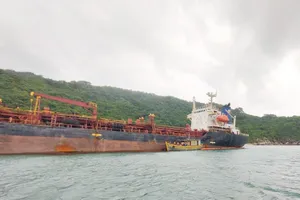 Tàu sắt trôi vào biển Cù Lao Chàm thời điểm chưa bị chìm. Ảnh: TN