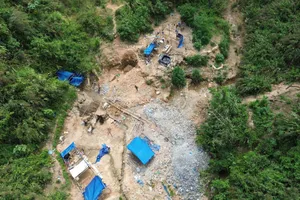 Các lán trại phục vụ dựng phục vụ hoạt động khai thác vàng trái phép. Ảnh: TN