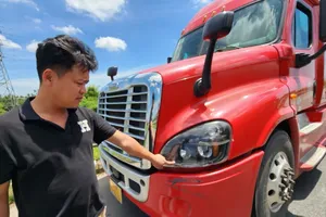 Tài xế xe container trình báo bị kẻ xấu chặn đầu, ném đá làm vỡ kính. Ảnh: AP