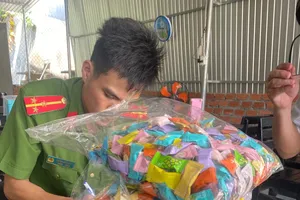 Nhiều học sinh buồn nôn, đau bụng, tức ngực sau khi ăn kẹo lạ không rõ nguồn gốc. Ảnh: CTV