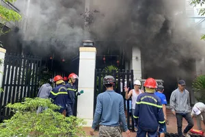 Gã chồng dùng dao tấn công vợ, tự tay đốt nhà mình. Ảnh: CA