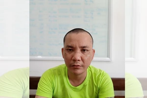 Thanh niên vào cửa hàng cướp điện thoại, bị chủ cửa hàng tóm gọn. Ảnh: CA