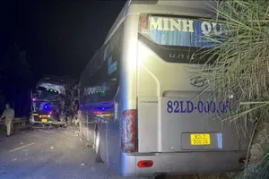 Xe tải và xe khách đấu đầu, tài xế xe tải tử vong. Ảnh: TN