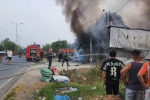 Tám người thoát khỏi đám cháy trước khi ngọn lửa bao trùm cả cửa hàng nội thất ô tô Quang Bình. Ảnh: TN