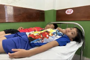 Người phụ nữ bị tố đánh 4 em nhỏ nhập viện. Ảnh: TN