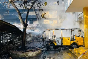 Hiện trường vụ cháy 40 xe điện du lịch tại Trường Cao đẳng Điện lực miền Trung