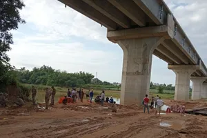 Đi dạo chơi gần công trường, một công nhân rơi xuống sông mất tích. Ảnh: TN