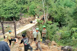 Chính quyền xã ở Kon Tum yêu cầu dừng thi công trường, cầu cho người dân Quảng Nam. Ảnh: PVĐ