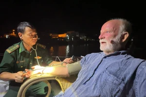 Ngư dân Quảng Ngãi cứu nhà thám hiểm người Mỹ gặp nạn trên biển