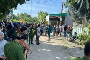 Công an phong tỏa hiện trường vụ thảm sát làm 2 vợ chồng tử vong, 2 con nhỏ nhập viện. Ảnh: CTV