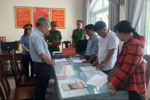 Nhận hối lộ, nguyên trưởng Phòng GD&ĐT TP Hội An và thuộc cấp bị bắt. Ảnh: CA