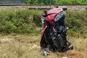 Ô tô bị tàu hoả tông trực diện, văng xa 10m. Ảnh: TN