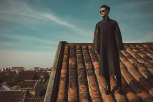 Ca sĩ Đức Tuấn chụp hình trên nóc nhà phố cổ Hội An. Ảnh: Duc Tuan - the Divo.