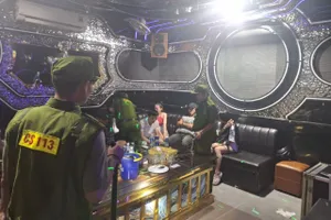 Cảnh sát phát hiện 8 khách chơi ma tuý trong phòng hát karaoke Paris. Ảnh: CA