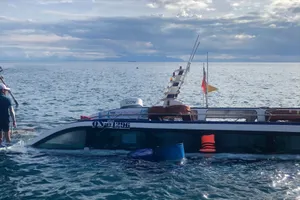 Chiếc ca nô chở 23 người chìm trên vùng biển Cù Lao Chàm. Ảnh: TN