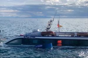 Ca nô du lịch chìm ở Cù Lao Chàm. Ảnh: TN