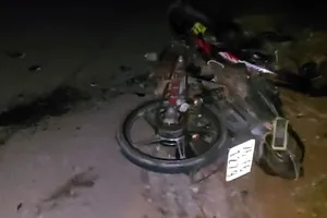 2 vụ xe máy đấu đầu trên 1 tuyến đường trong đêm làm 3 người chết, 4 người bị thương. Ảnh: CTV