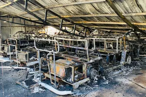 Lại cháy xe điện du lịch ở Hội An, 21 xe bị thiêu rụi. Ảnh: TN