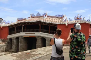 Chủ tịch UBND TP Hội An chỉ đạo sửa lại một số chi tiết sau khi trùng tu Chùa Cầu. Ảnh: TN