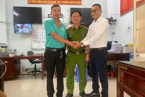 Bỗng dưng nhận 660 triệu, tài xế taxi tìm đến trụ sở công an trình báo. Ảnh: TN