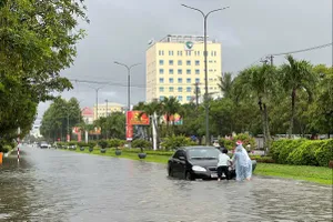 Quảng Nam: Ô tô, xe máy lội nước trên đường ngày đầu tuần