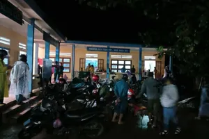 Di dời khẩn cấp cả khu dân cư vì quả đồi phía sau nứt toác