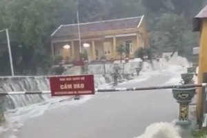 Quảng Nam: Mưa như trút, nước chảy như thác đổ ngay trên đường