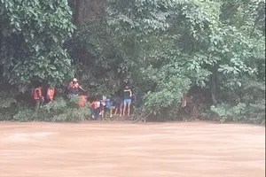 Cháu bé 2 tuổi nghi rơi xuống suối mất tích