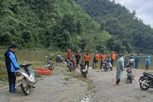 Nhói lòng thi thể bé trai 2 tuổi rơi xuống suối mất tích trôi xa 30km