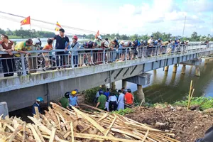 2 người đàn ông nhảy xuống sông cứu người tự tử