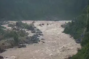 Dùng ròng rọc giải cứu 4 người mắc kẹt giữa dòng lũ