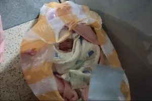 Bé gái sơ sinh bị bỏ rơi kèm lời nhắn mẹ lỡ dại, không nuôi nổi