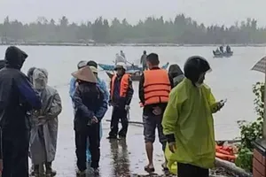 Chìm phà trên sông Trường Giang, 14 người may mắn thoát nạn