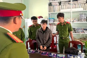 Lái ô tô bỏ chạy va phải xe CSGT, thanh niên bị khởi tố