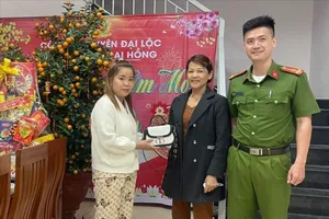 Đi chúc Tết nhặt được ví tiền, mang đến nhờ công an tìm người đánh rơi