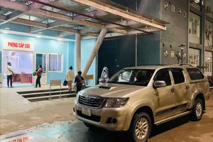 Thầy hiệu trưởng lái ô tô xuyên đêm đưa trẻ sốt cao đến bệnh viện