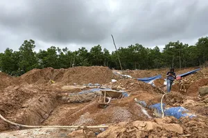 Giá vàng tăng, người dân kéo vào Bồng Miêu khai thác vàng trái phép