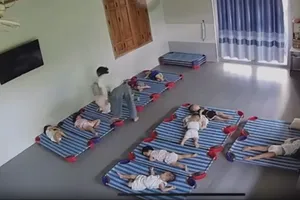 Cô giáo đánh trẻ mầm non 