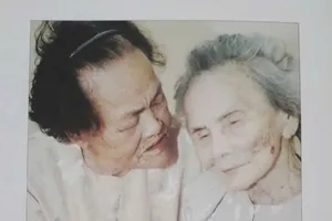 Hình ảnh 2 mẹ lúc sinh thời. Ảnh tư liệu sao chụp