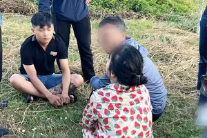 Công an mật phục bắt kẻ giật túi xách của du khách nước ngoài