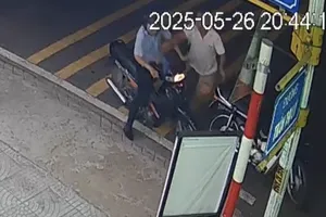 Thầy giáo bị người đàn ông chặn xe tán gạch vào đầu, đánh tới tấp