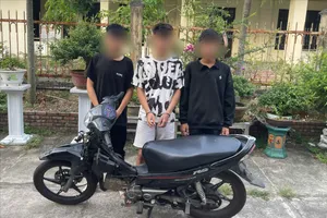 Thiếu niên 12 tuổi đang ngồi ăn sáng thì có người vác dao tới chém tới tấp