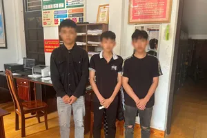 2 nhóm thanh thiếu niên giải quyết mâu thuẫn bằng súng ná, dao