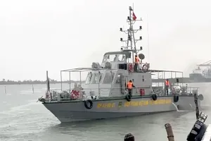 Tàu Biên phòng ra vượt mưa bão số 1 ứng cứu tàu cá bị chết máy