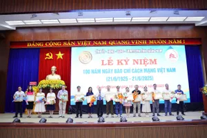 Chủ tịch Quảng Nam tặng bằng khen cho Văn phòng Đại diện tại Đà Nẵng - Báo Pháp luật TP.HCM