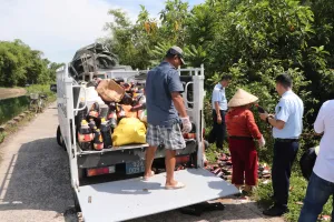 Vụ nước mắm vứt bỏ bên đường: Xác định được chủ nhân