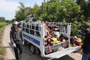 Vụ cả ngàn chai nước mắm vứt bỏ bên đường: Xác định được người liên quan