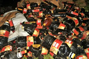 Cả ngàn chai nước mắm vứt bỏ bên đường