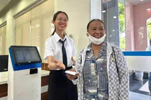 Ngày đầu ở TTPVHCC phường mới: Người dân thông cảm, hài lòng